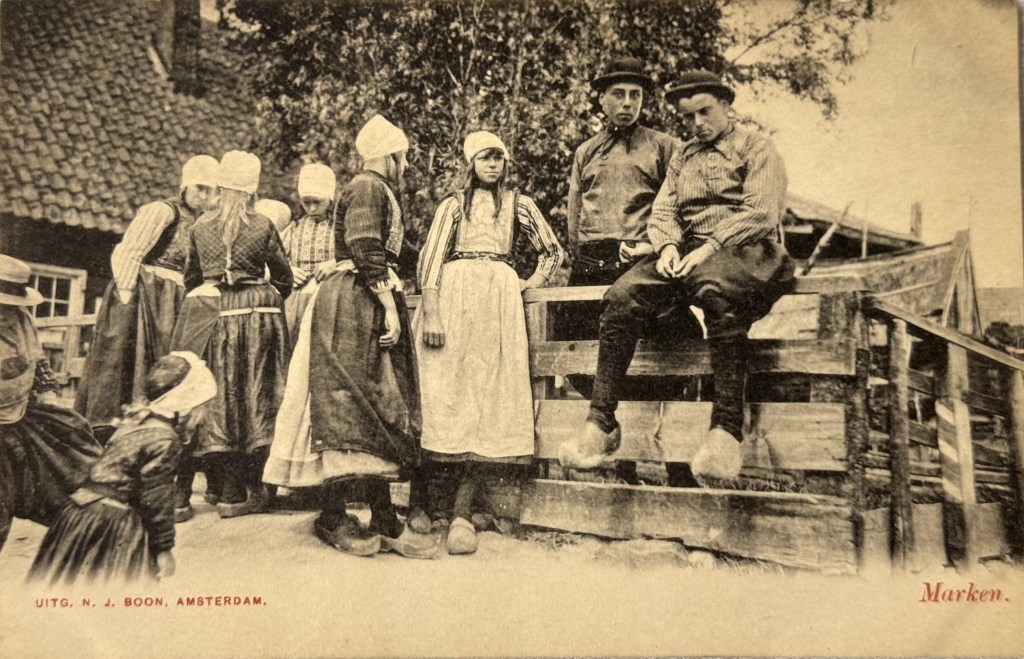 108. Ansichtkaarten vol&nbsp;Textielverhalen